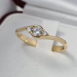 Złoty pierścionek z białym szafirem i brylantami