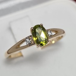 Złoty pierścionek z oliwinem i brylantami 