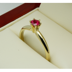 Złoty pierścionek z rubinową cyrkonią 