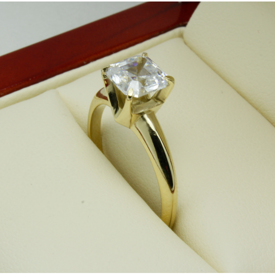Złoty pierścionek z 6mm cyrkonią Asscher